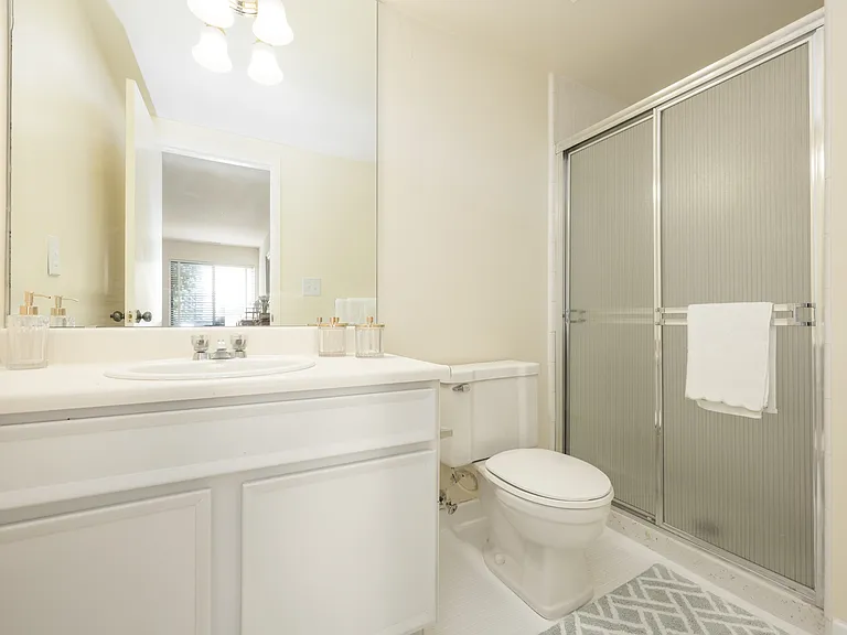 Green Hill Apartments — Photo 16