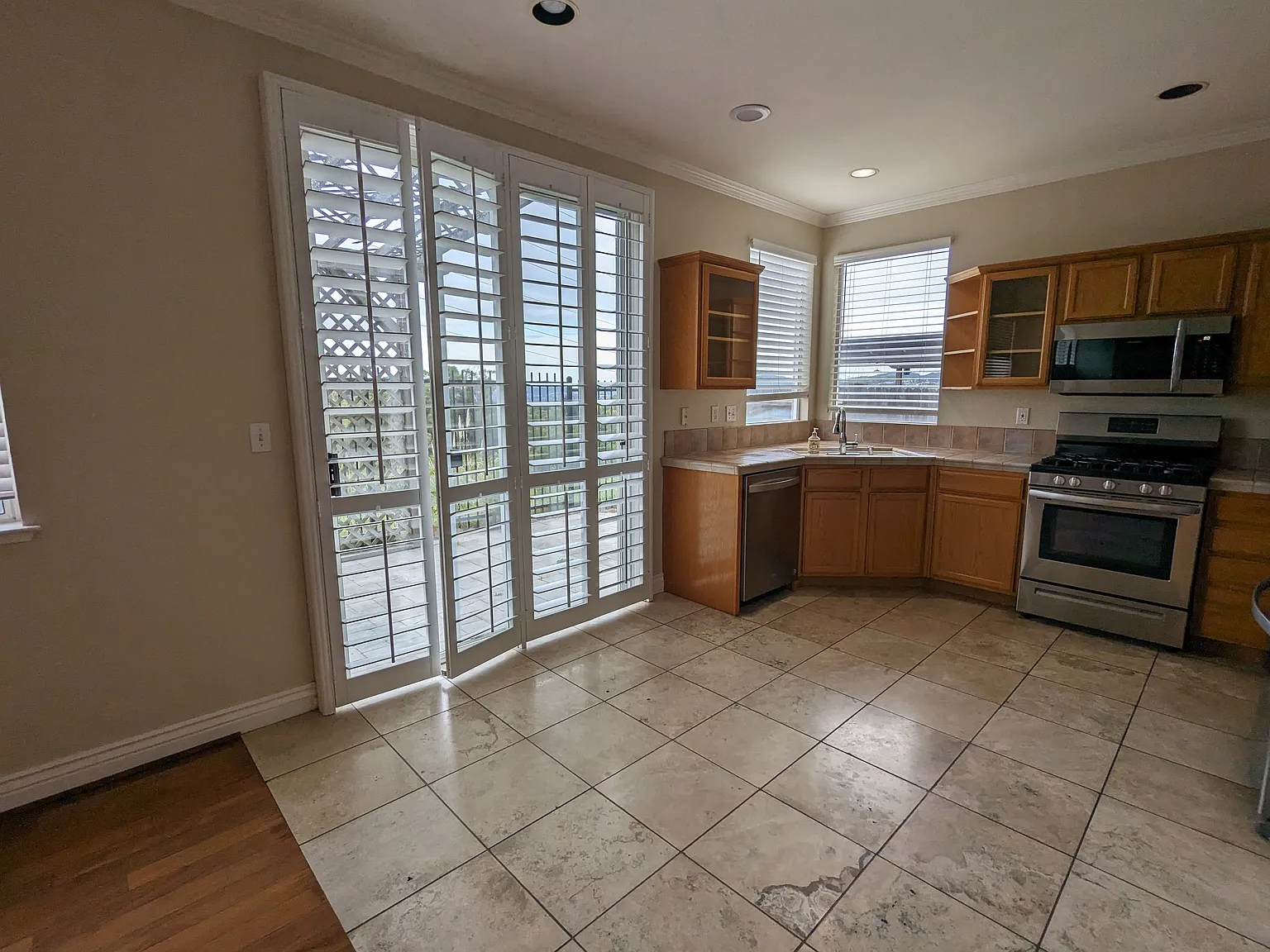 4 bed, 2.5 bath, 1722 sqft, $4,400 — Photo 3