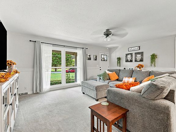 5th image of 23 Forrestway Dr