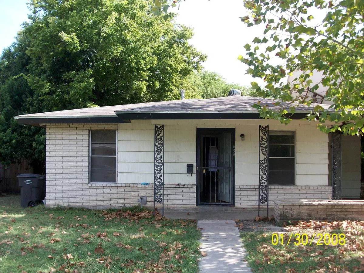 3 bed, 988 sqft, $1,525 — Photo 1