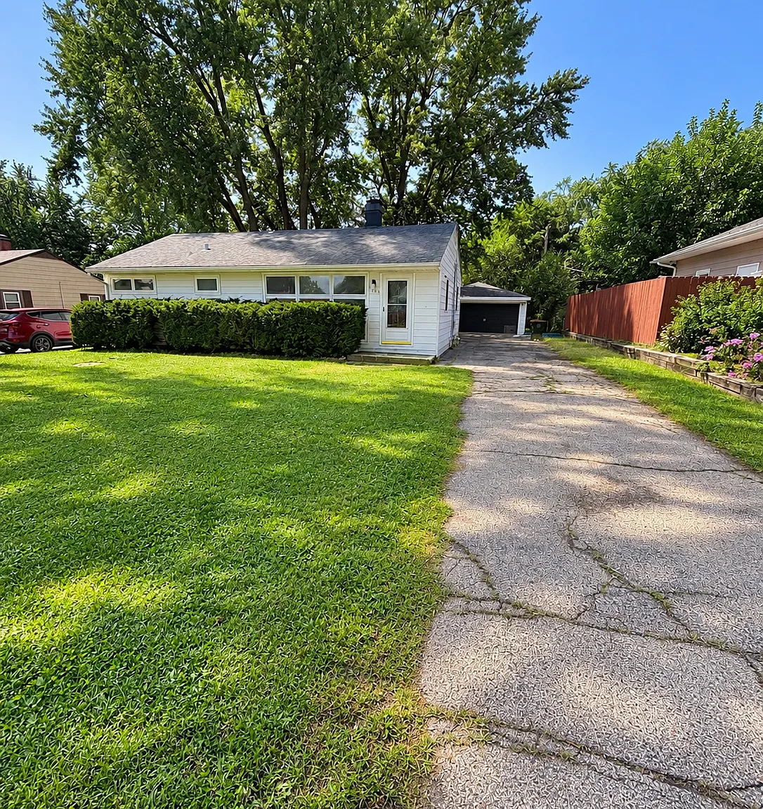 7203 Manor Rd — Photo 1