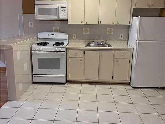 3rd image of 423 Essex St Floor 1