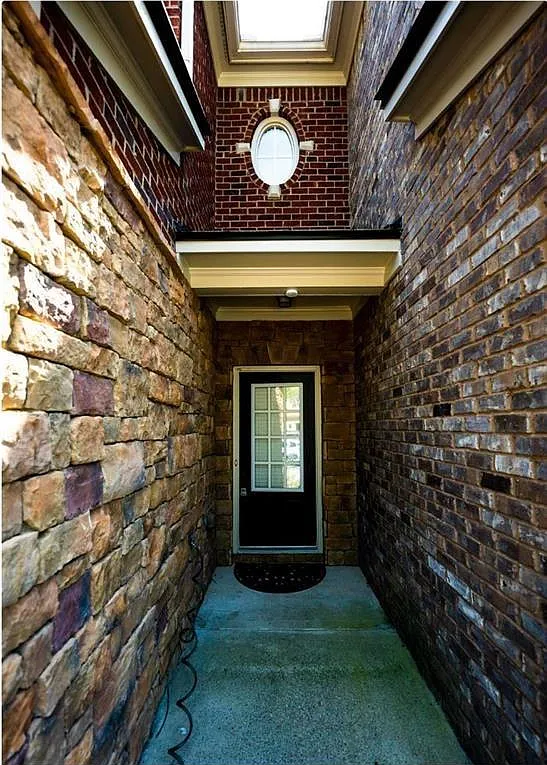 3 bed, 2.5 bath, 2100 sqft, $2,599 — Photo 2