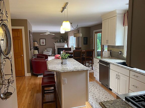 3rd image of 23 Thornapple Ln