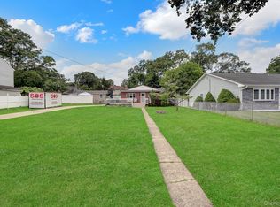 629 East Dr, Lindenhurst, NY 11757