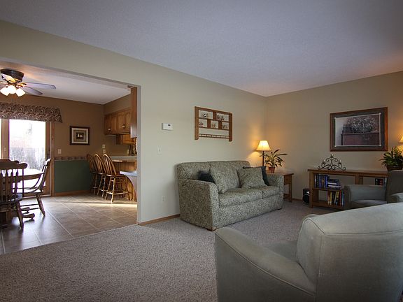 4th image of 610 Park View Dr
