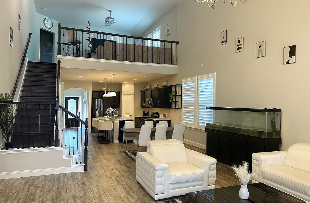 4 bed, $5,578 — Photo 1