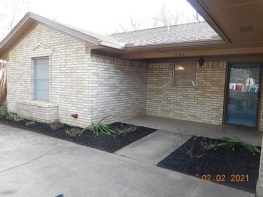 Front entry with sitting area
