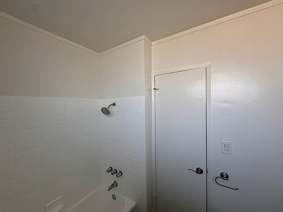 3rd image of 1037 E 4th St APT 8