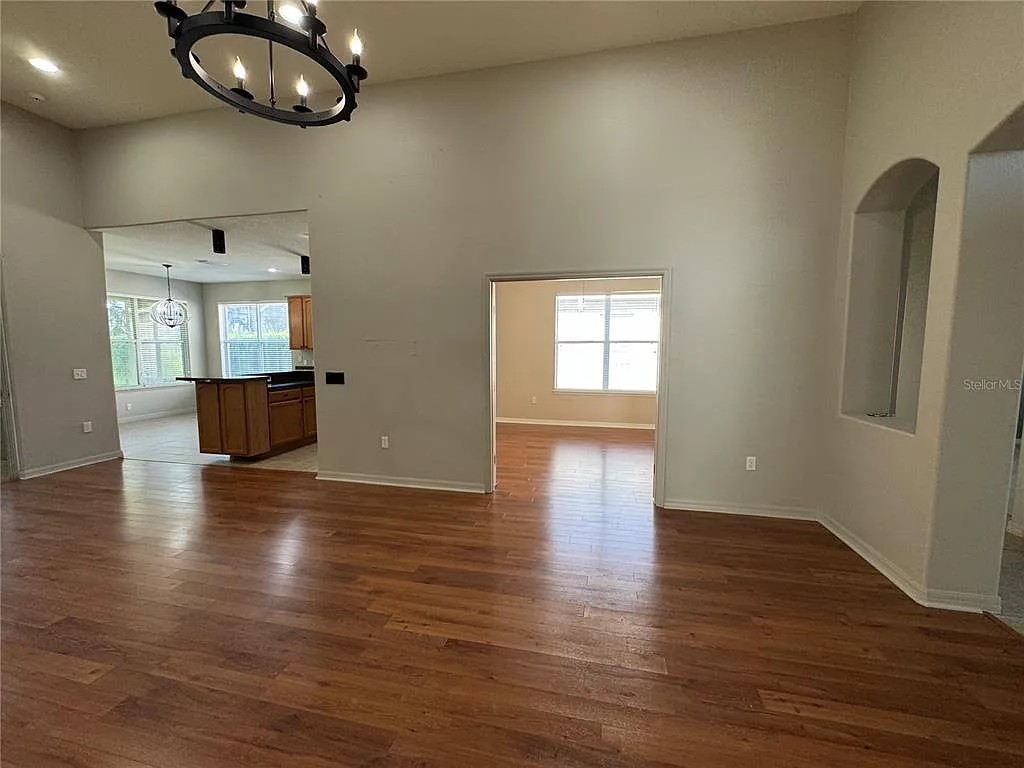 3 bed, 3.0 bath, 2039 sqft, $2,400 — Photo 4