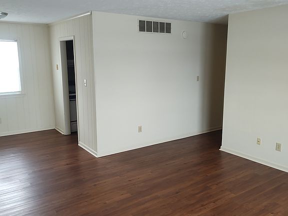 2nd image of 312 Edgewood Dr #4
