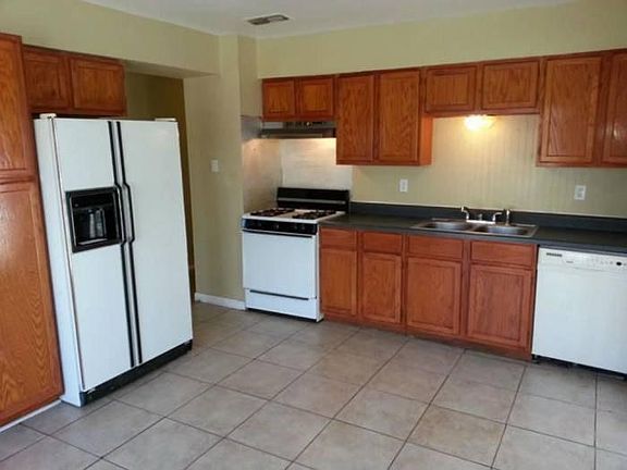 3rd image of 5833 Woodhaven Dr