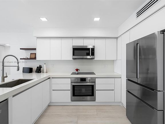 2nd image of 575 Crandon Blvd APT 807