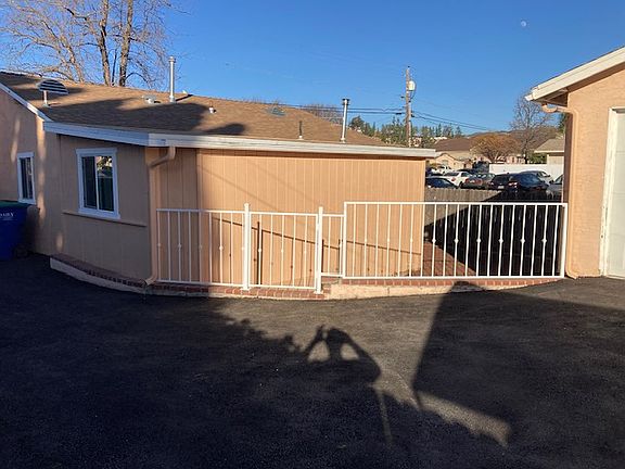 3rd image of 1415 Peach Ave