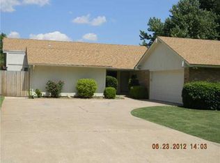108 Three Oaks Dr, Midwest City, OK 73130