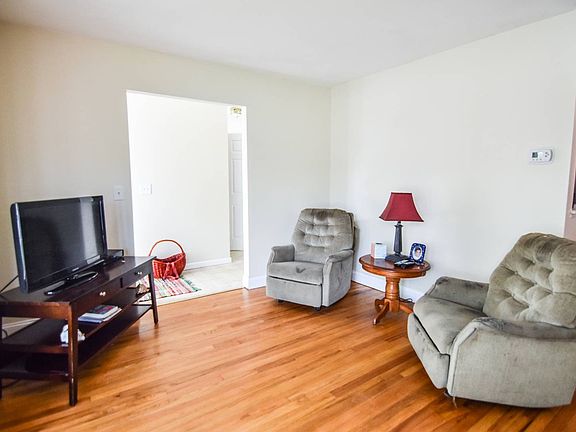 4th image of 135 Gibson Ave