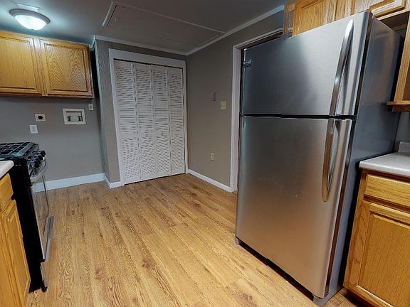 4th image of 923 Lancaster Dr