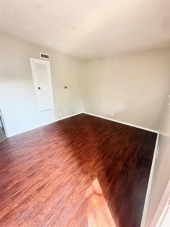 1 bed, 1.0 bath, 200 sqft, $895 — Photo 2
