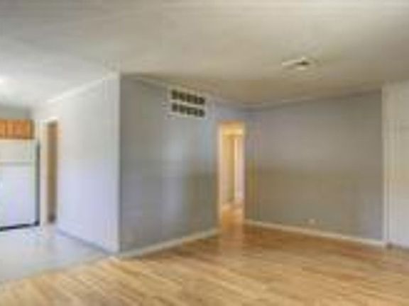 2nd image of 822 W Hill St #1