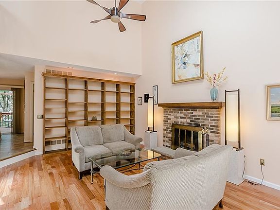 5th image of 448 Thrushwood Ln