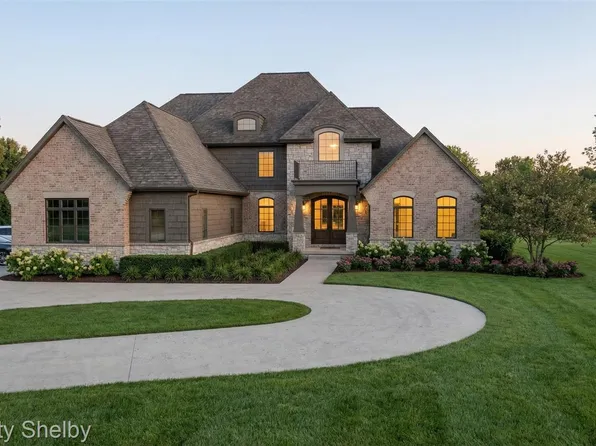 1055 E Avon Rd, Rochester, MI 48307