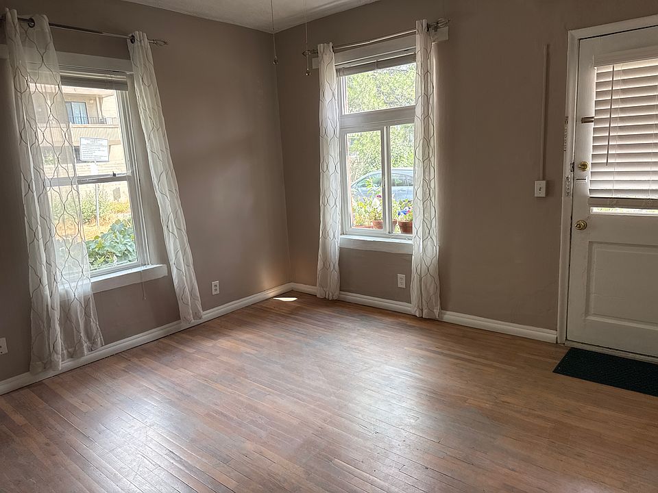 Office or 2nd bedroom with fan, wood floors and a separate door to the outside. Ideal for someone with a small home business