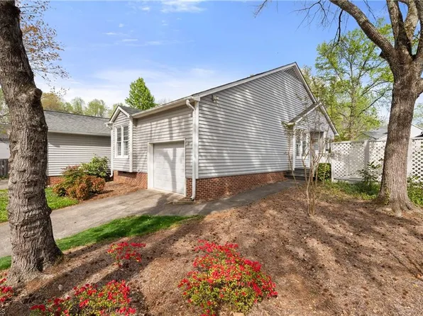 127 Pebble Ridge Ln, Winston Salem, NC 27104