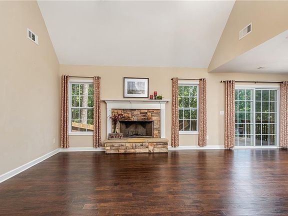 3rd image of 16 White Oak Ln