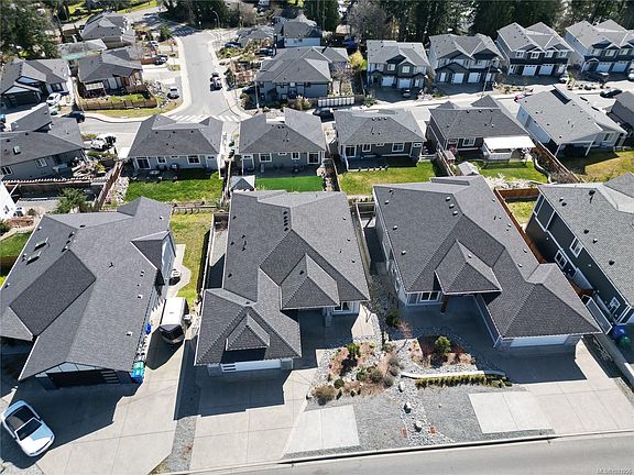 5th image of 163 Golden Oaks Cres