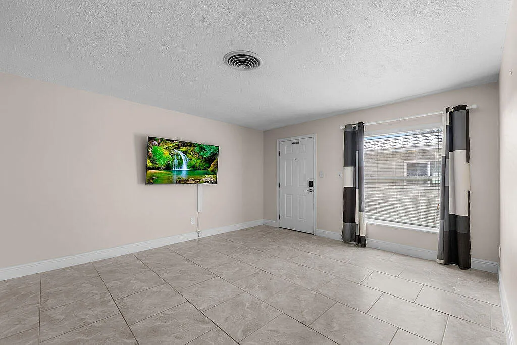 3 bed, 2.0 bath, 1015 sqft, $2,150 — Photo 3
