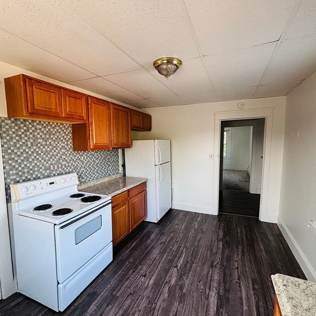 559 E. Broad Street — Photo 2