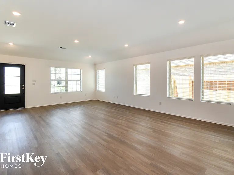 712 Willow Harbor Ln — Photo 2
