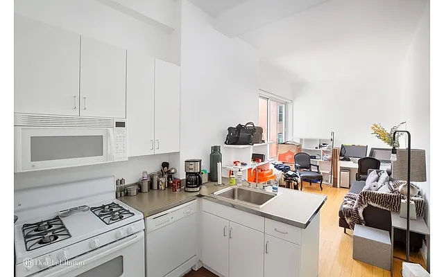 Rented by Douglas Elliman | media 22