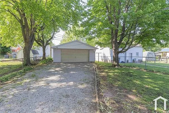 307 Richardt Ave — Photo 12