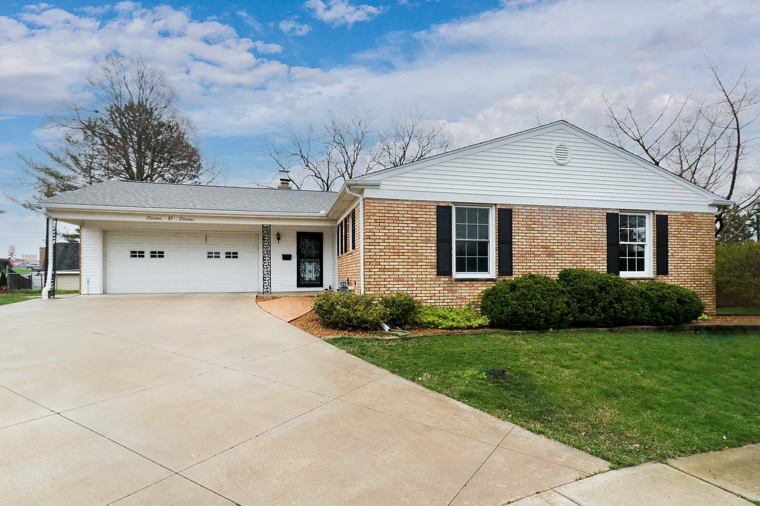 707 Bradley Dr photo 1