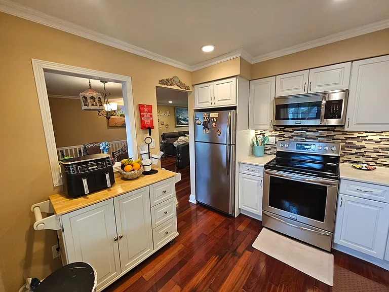 655 Middle Country Rd #2H2 — Photo 15