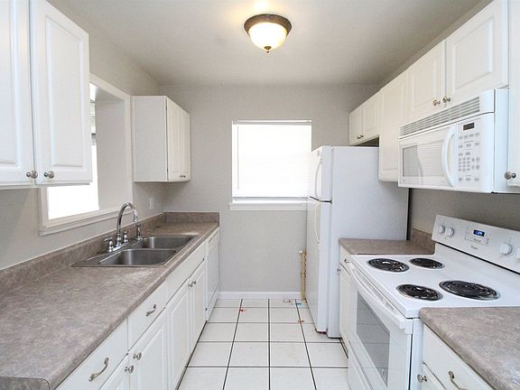 5th image of 4511 Versailles Dr