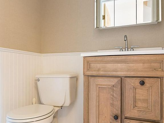 Upstairs 1/2 bath