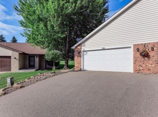 7050 Robinwood Trl, Woodbury, MN 55125