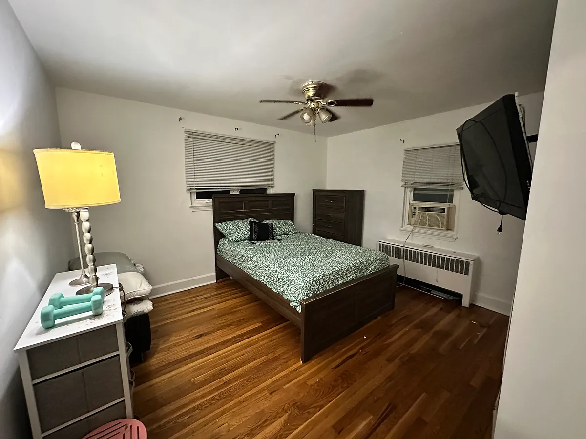 Building Photo - 115 W 41st St