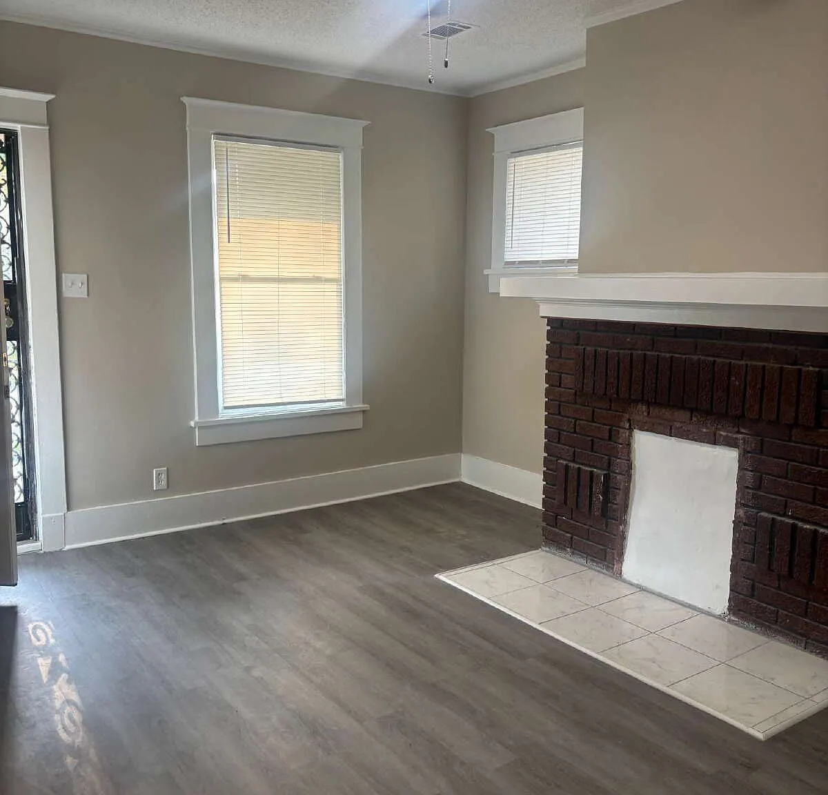 3 bed, 1.0 bath, 884 sqft, $1,200 — Photo 2