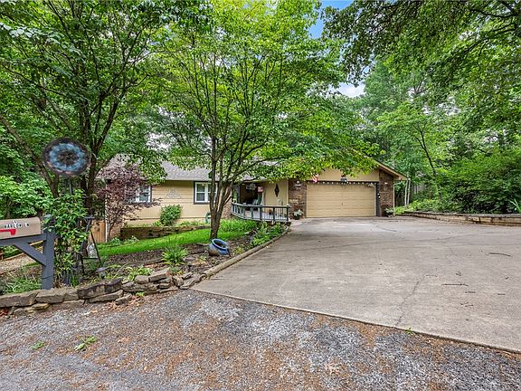 3rd image of 4 Harlow Ln