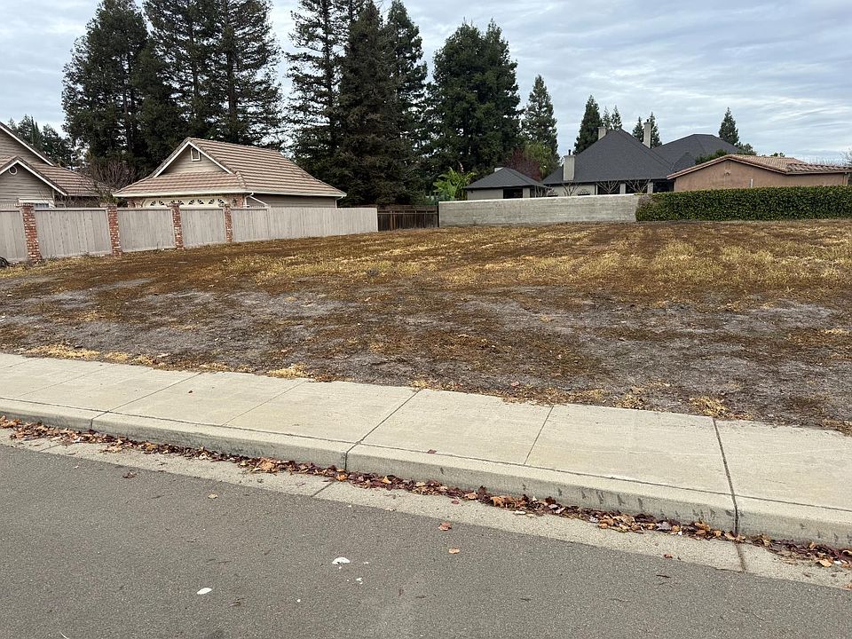 2nd image of 2293 E Tuolumne Rd