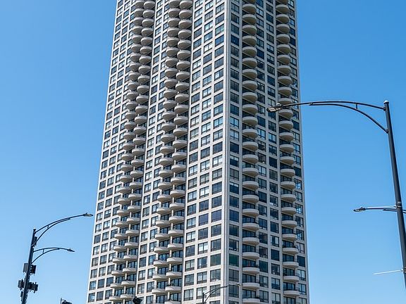 3rd image of 2020 N Lincoln Park W APT 19D