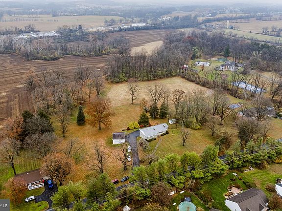 3rd image of 555 Lincoln Dr