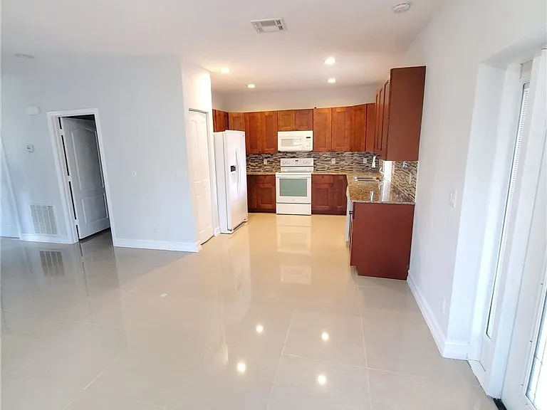 357 Flamingo Rd NE #1 — Photo 3