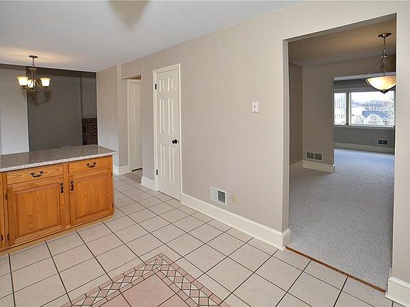 4th image of 41 Manorfield Cir