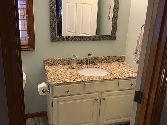 Master en-suite. Granite top