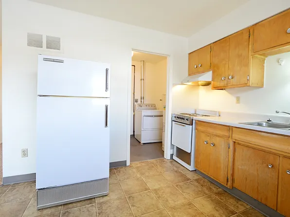 Maple Street 2 Bedroom Apartment with Laundry Hook-ups