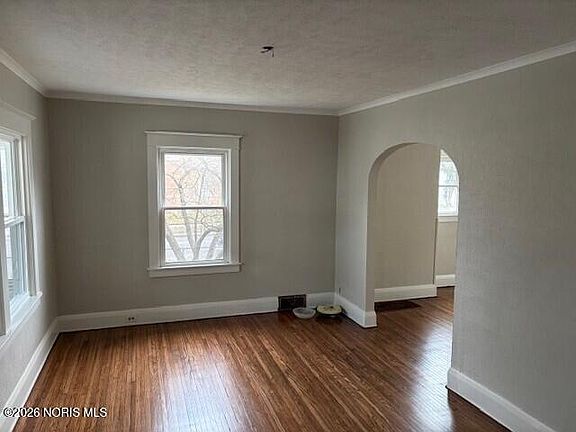 5th image of 3726 Leybourn Ave